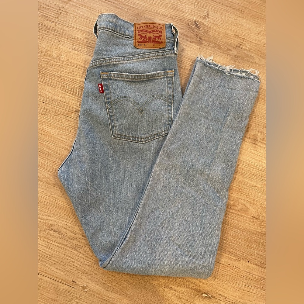 Levi’s 501 skinny Frey hem jeans size 28 length 30.